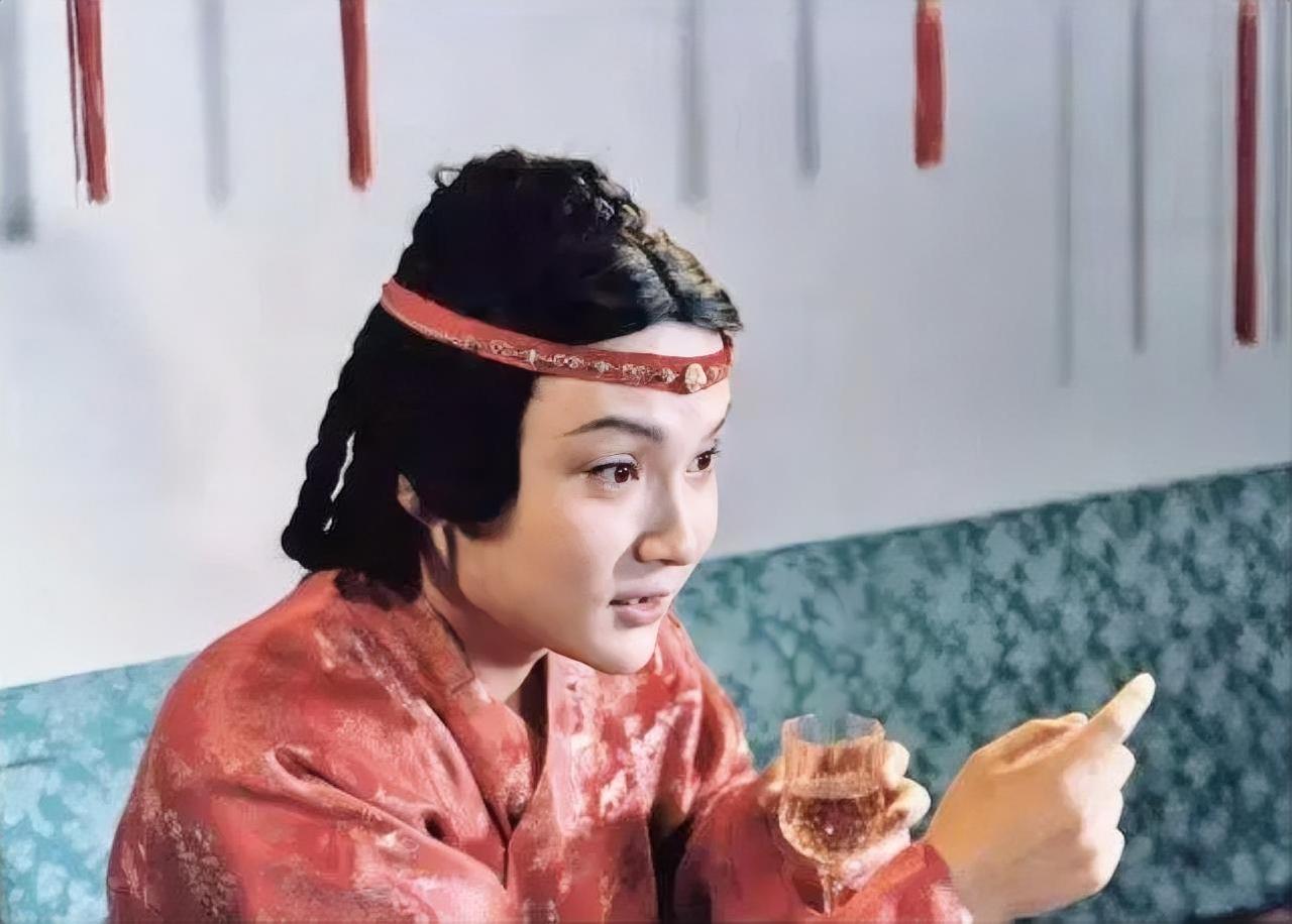 以前死活看不懂《红楼梦》，为啥非得让贾宝玉神游太虚幻境？现在冷汗都下来了，那