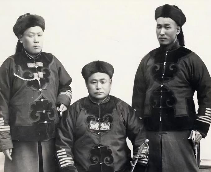 大清一等带刀侍卫：五步之内格杀勿论，一刀毙命，佩刀都是特制的。 大清最大的贪