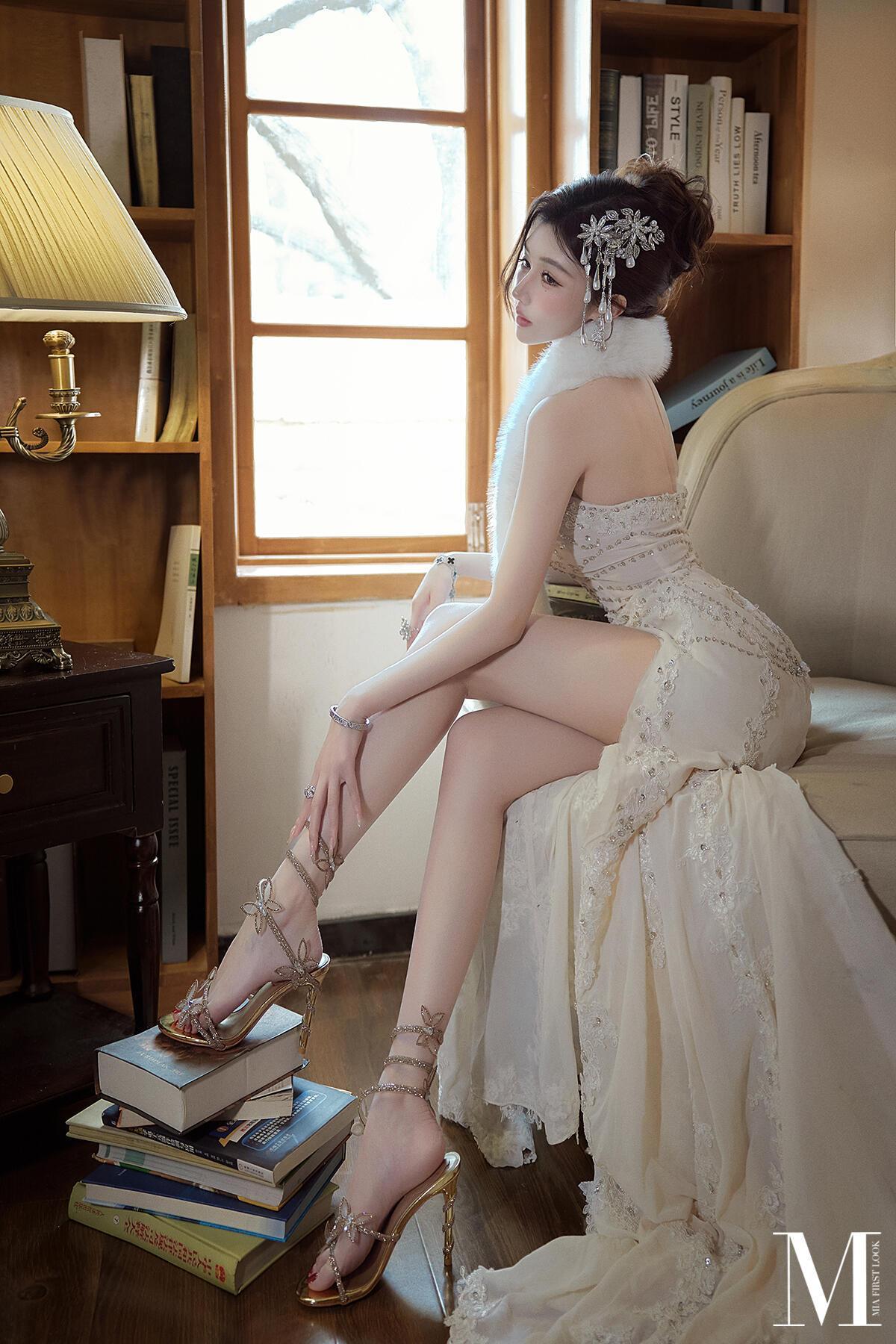 木质书墙揉碎了窗棂的光，白纱曳地缠上鎏金鞋跟，狐毛轻绕肩颈时，古典簪饰的坠