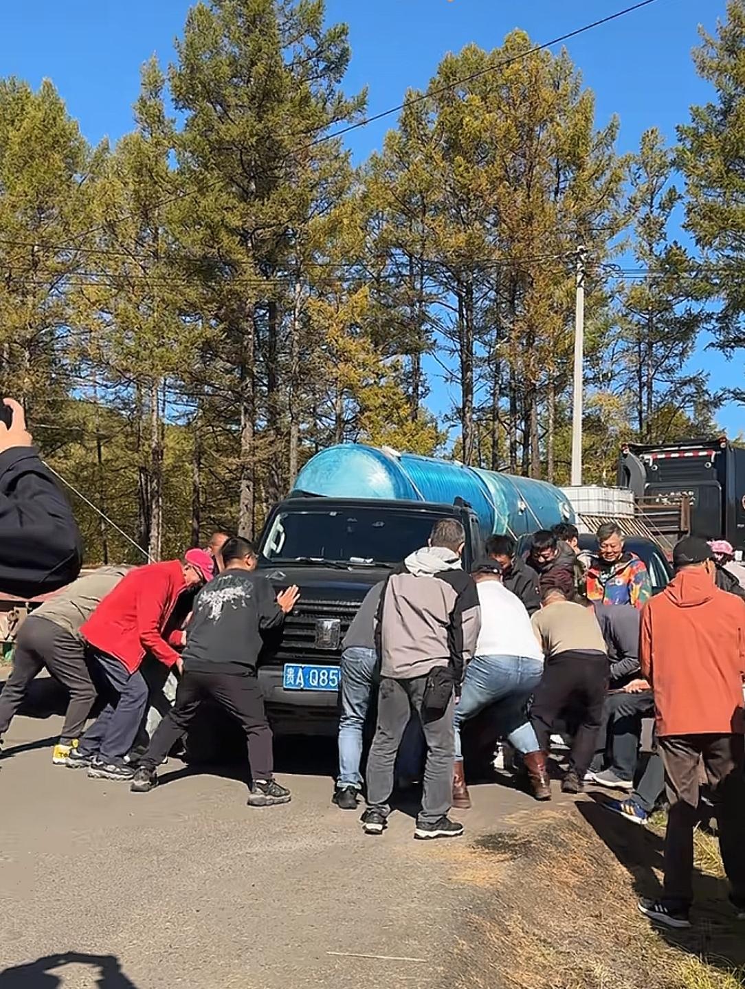 这辆贵A车牌号的车主火了！车停路中间导致堵车，电话却怎么也没人接！有网友发视频