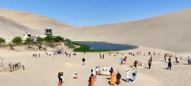 一个七十来岁的日本老人，在甘肃某景区售票窗口，一名七十多岁日本老人拿出护照，要求