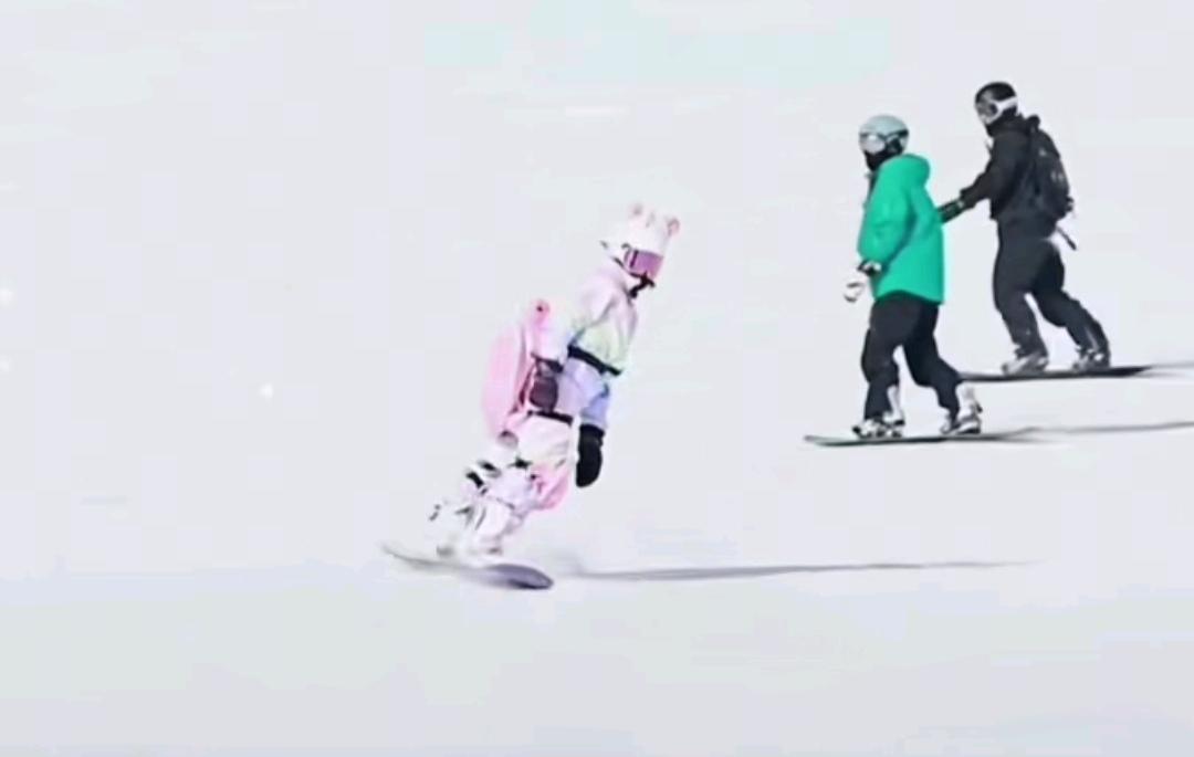 全红婵的运动天赋在滑雪场展现出来了，不到3天时间，可以换刃了，作为初学者，如此短