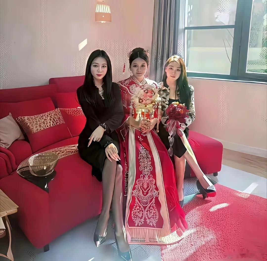 严重怀疑两个伴娘是来抢镜头