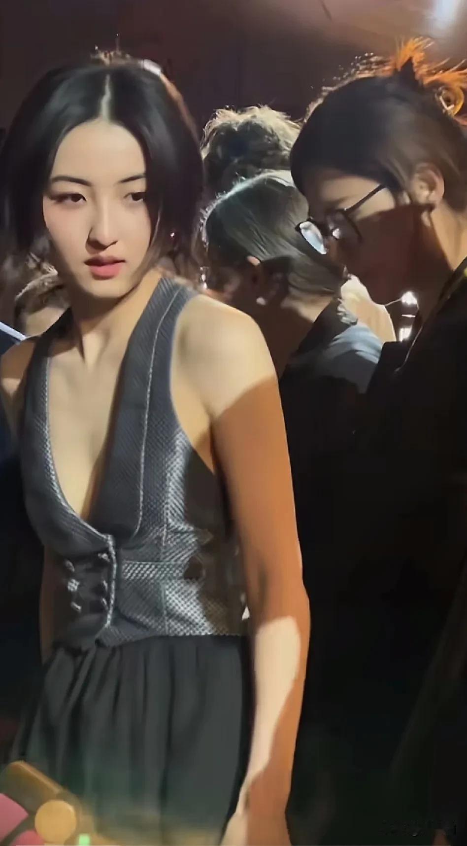 23岁的张子枫，如今已悄然蜕变，绽放出了更加耀眼的光芒。她的气质中带有一种清冷和