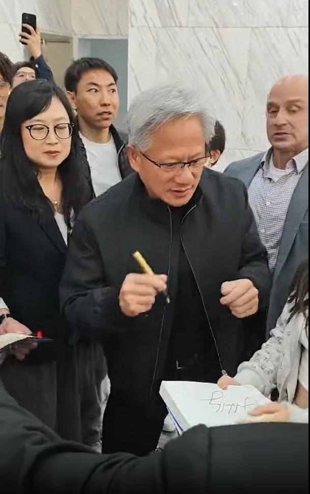 1月28日，英伟达CEO黄仁勋现身深圳公司，依旧是一身黑色夹克亮相。据悉，他