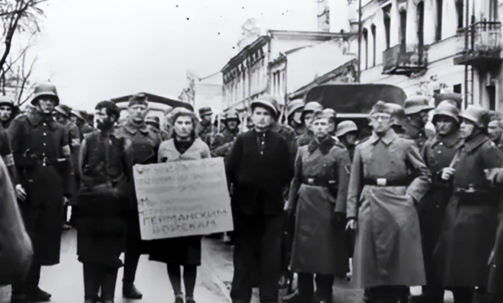 1941年，苏联女英雄，勃洛斯金娜就义照，从照片中我们可以看见，她被反绑着手，脖
