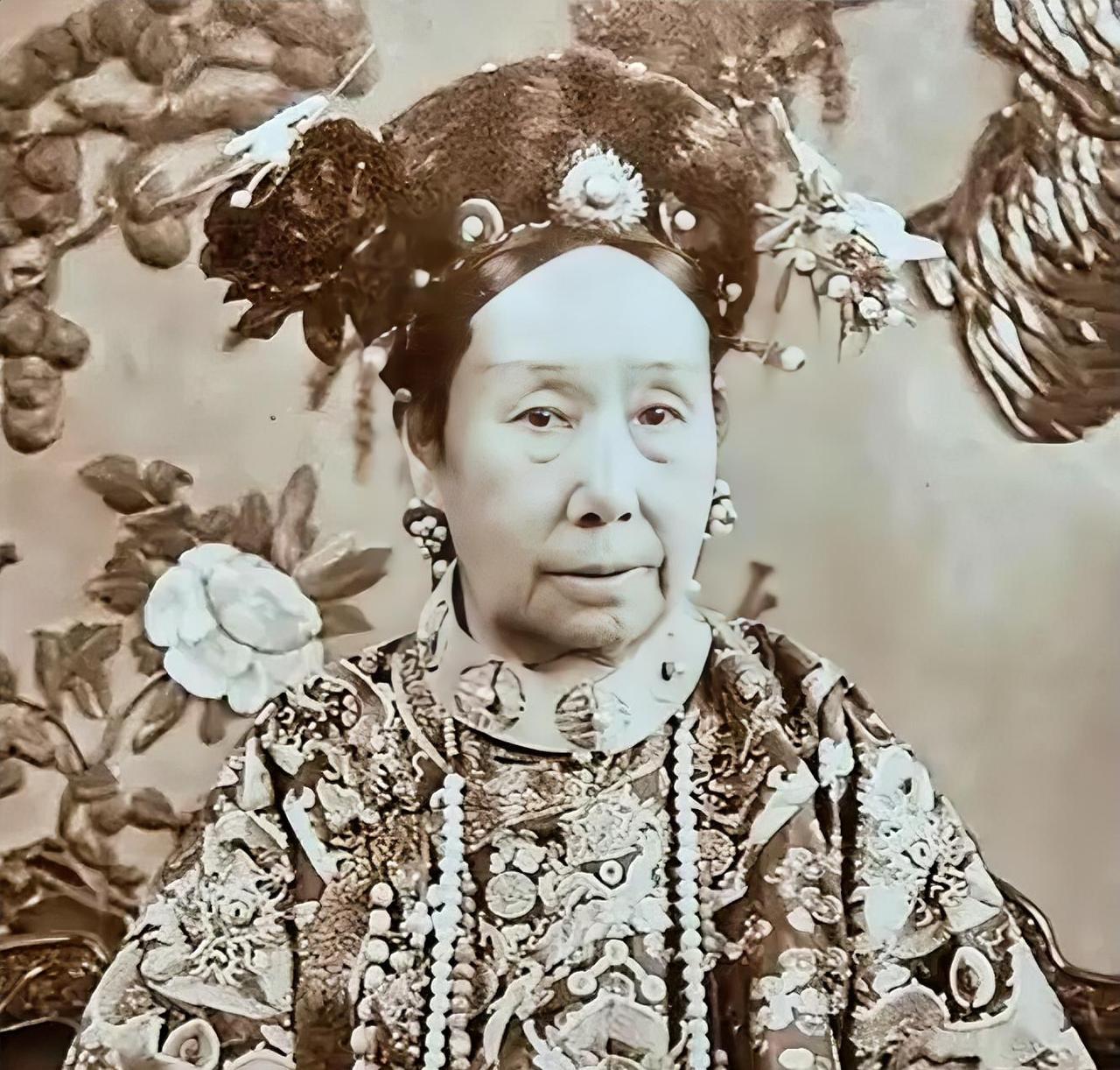 1863年，慈禧凌迟处死石达开5岁的儿子，必须剐满3000刀。可是，才剐了2刀，