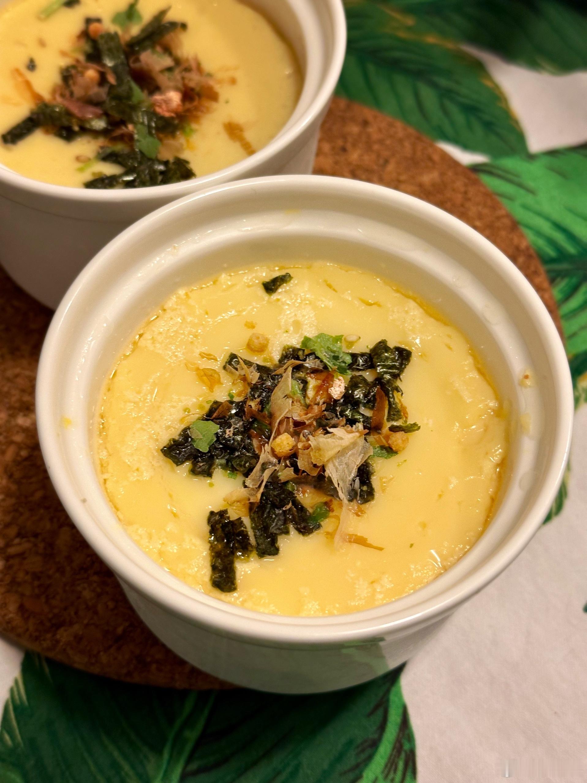 又湿又冷的冬夜，需要一锅羊排萝卜汤，再烫一把茼蒿。日文叫春菊，亦是美味美丽的名字