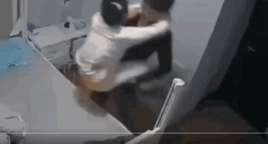 咋不敲一下门呢，看吧小两口累的[捂脸哭][捂脸哭][捂脸哭][捂脸哭][捂脸哭]两口子不一