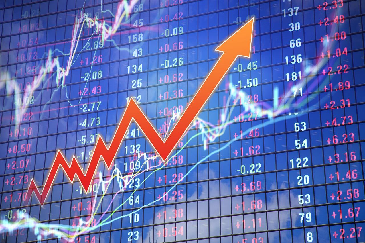 我身边就有玩量化的朋友，前两年可以说非常赚钱，因为那时候量化刚兴起，会用量化的是