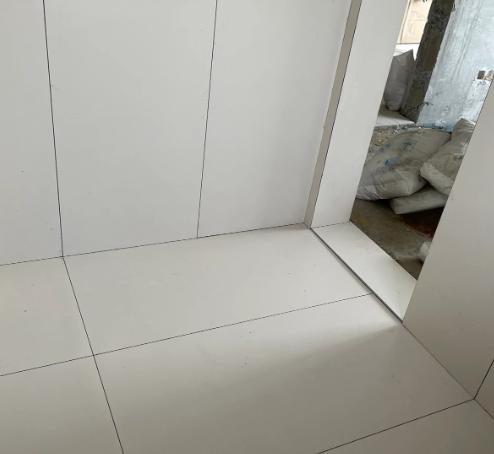 我家装修时，瓦工问我：“墙压地还是地压墙？”我一脸懵：不都是贴砖吗？他说：你随便