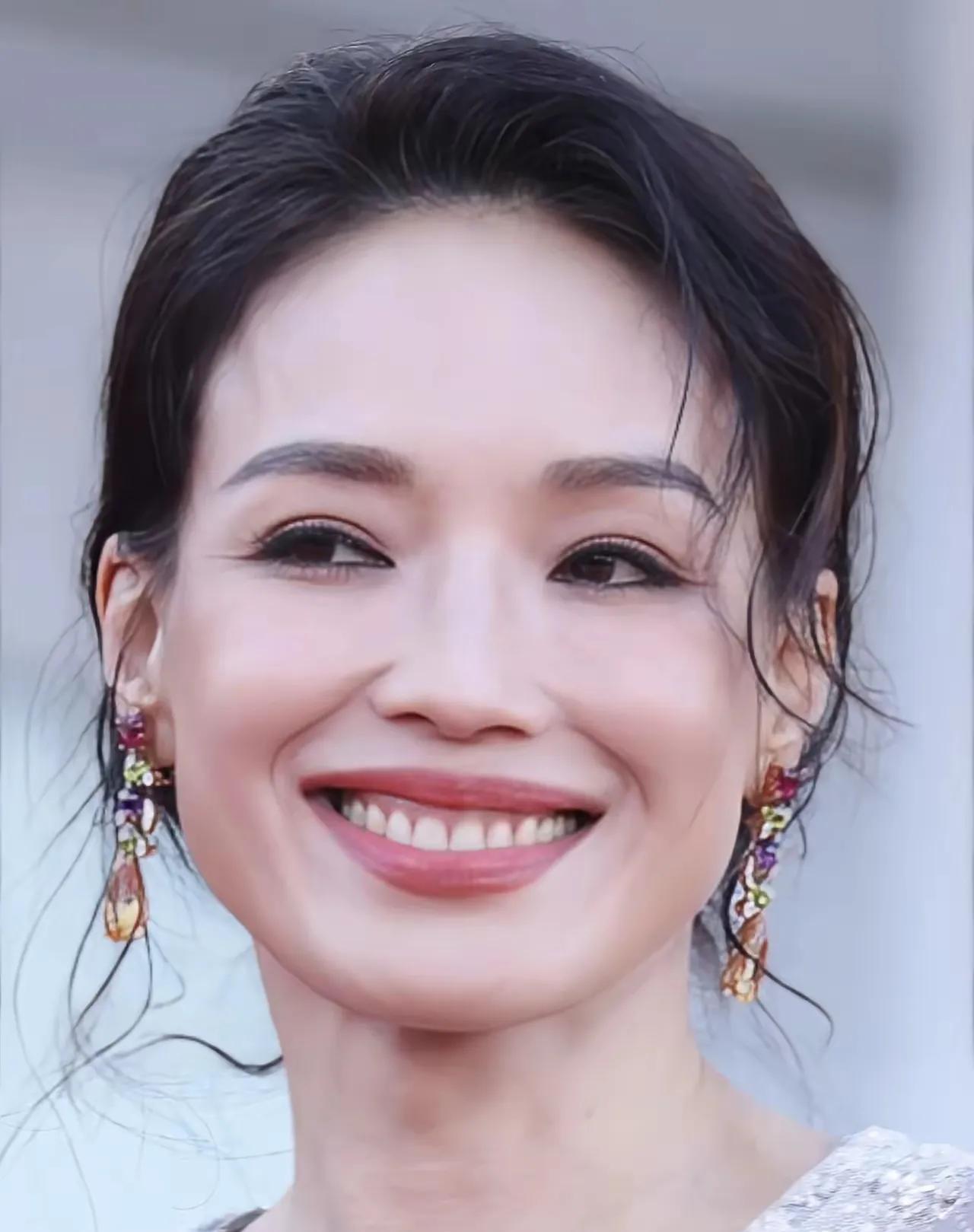 舒淇美，连法令纹和皱纹都美。