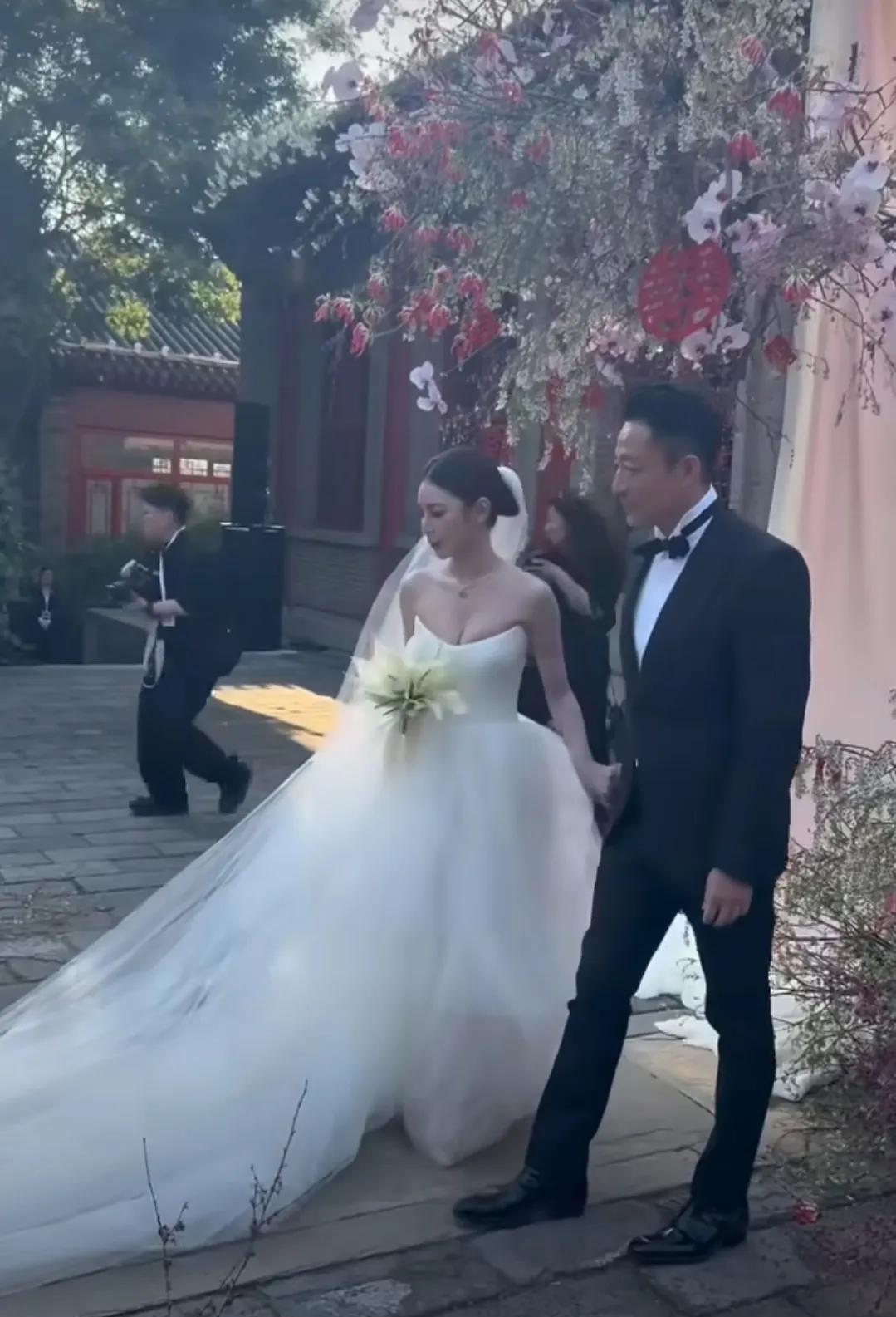 坦白说，以汪小菲现在的财力，二婚婚礼确实办的简陋了。之前传的马筱梅千万级镶