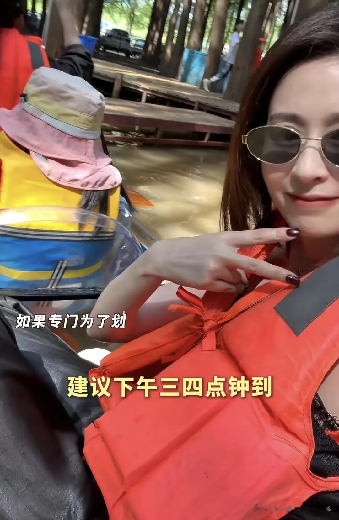 付辛博老婆带着孩子在云南湿地公园游玩，8岁女儿小月亮提着水桶，穿着水靴下河捞鱼，