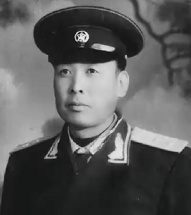 1943年，八路军排长伪装汉奸，在日军宴会上大吃大喝，旁边一个日军头目问：“你是