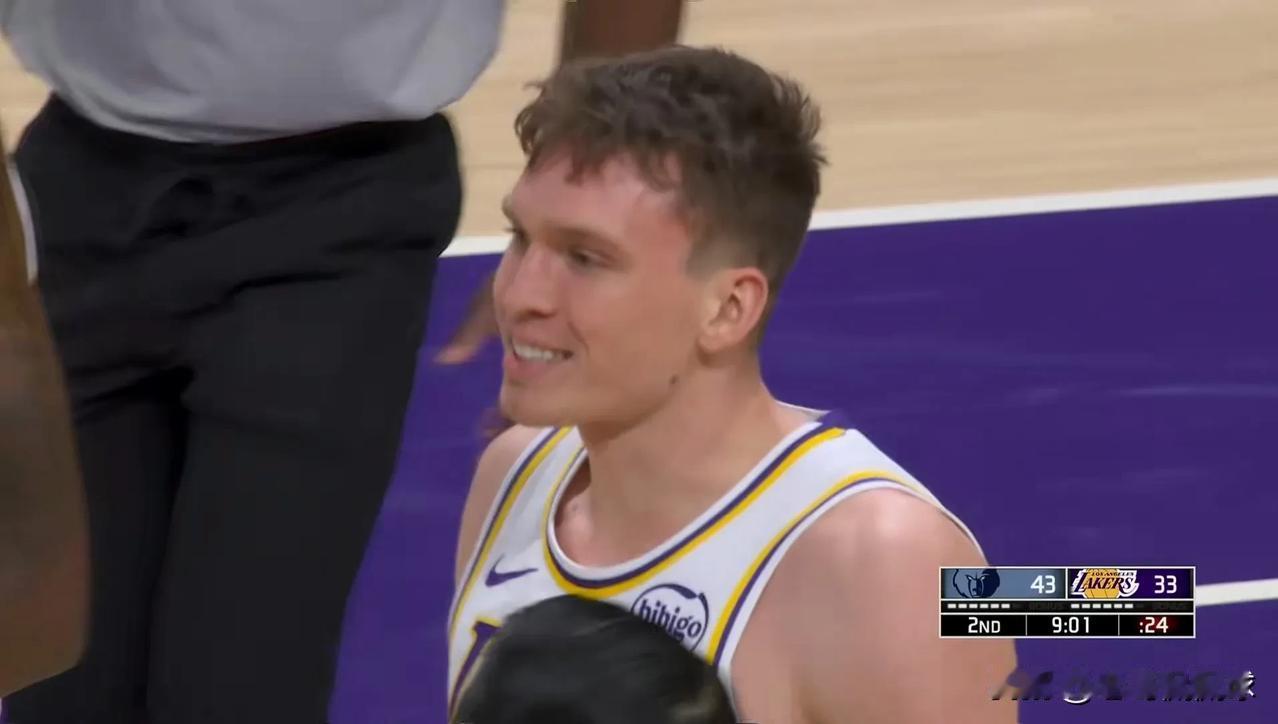 湖人新星克内科特终于找回了投篮自信心！在今天湖人主场迎战灰熊的上半场比赛中，克内