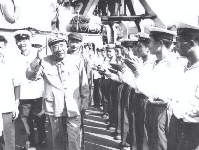 1974年8月19日，88岁的朱德委员长在北戴河海区检阅海军新型舰艇部队，肖劲光