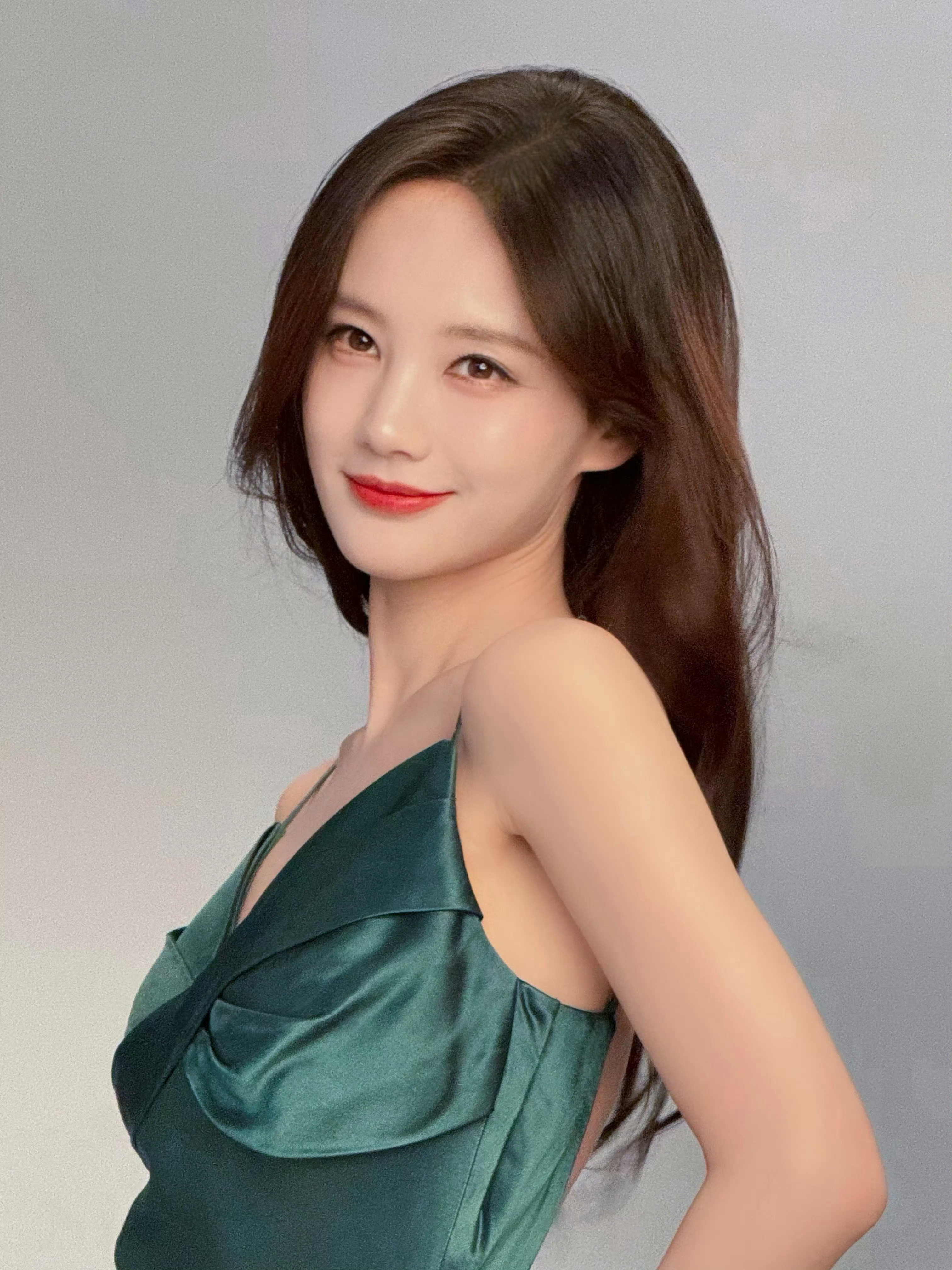 李一桐工作室营业，新物料花絮live好羡慕秀发好美啊，身材也好好多多营业李一桐
