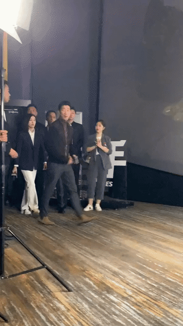 王千源，唯一在气势上能hold住宋佳的人，宋佳跟在王千源身后上场，在王千源宽厚肩