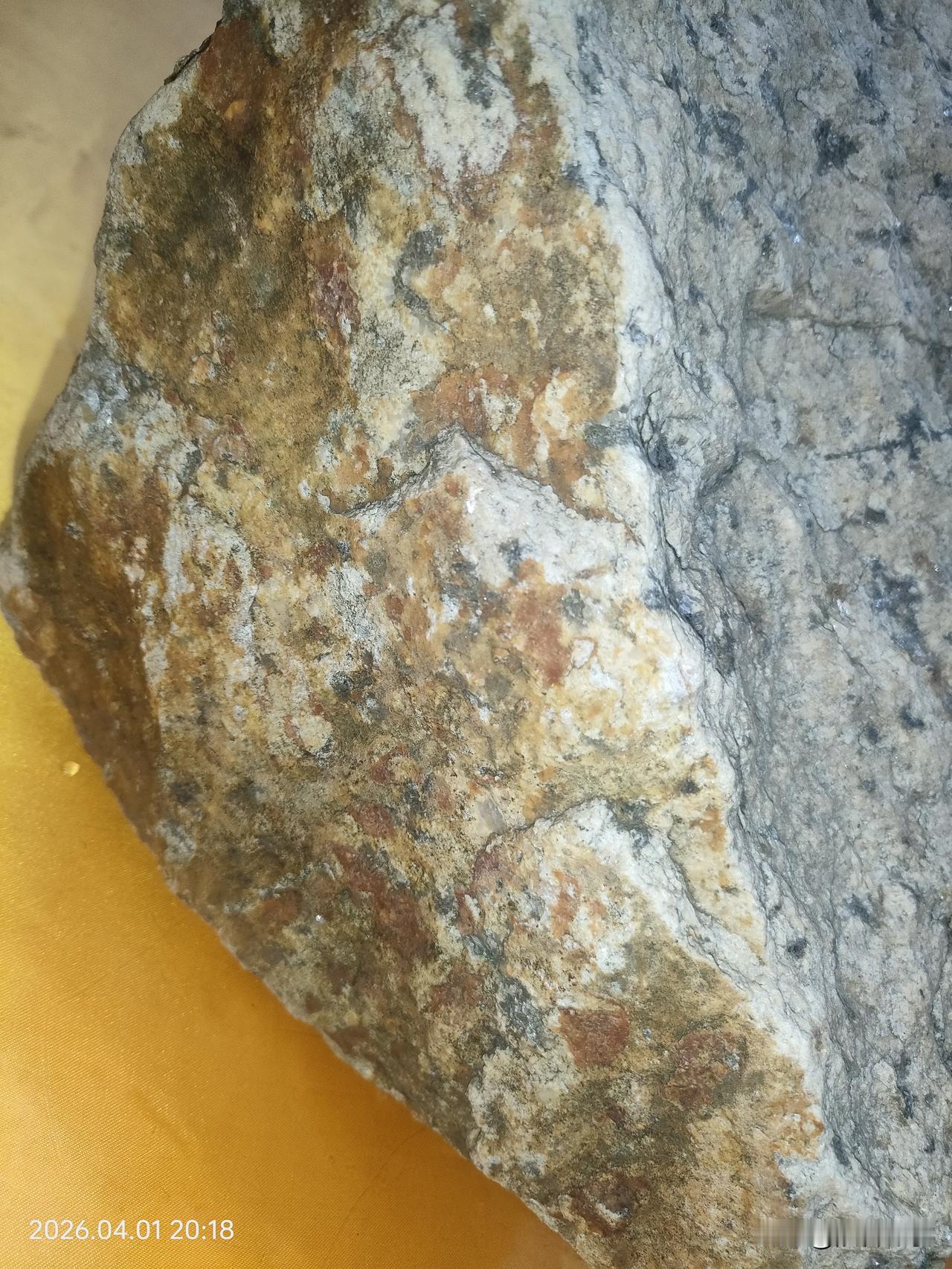 安庆陨石的发现真是太震撼了！昨天又出现新地点，看来规模远超想象。安庆长江陨石可