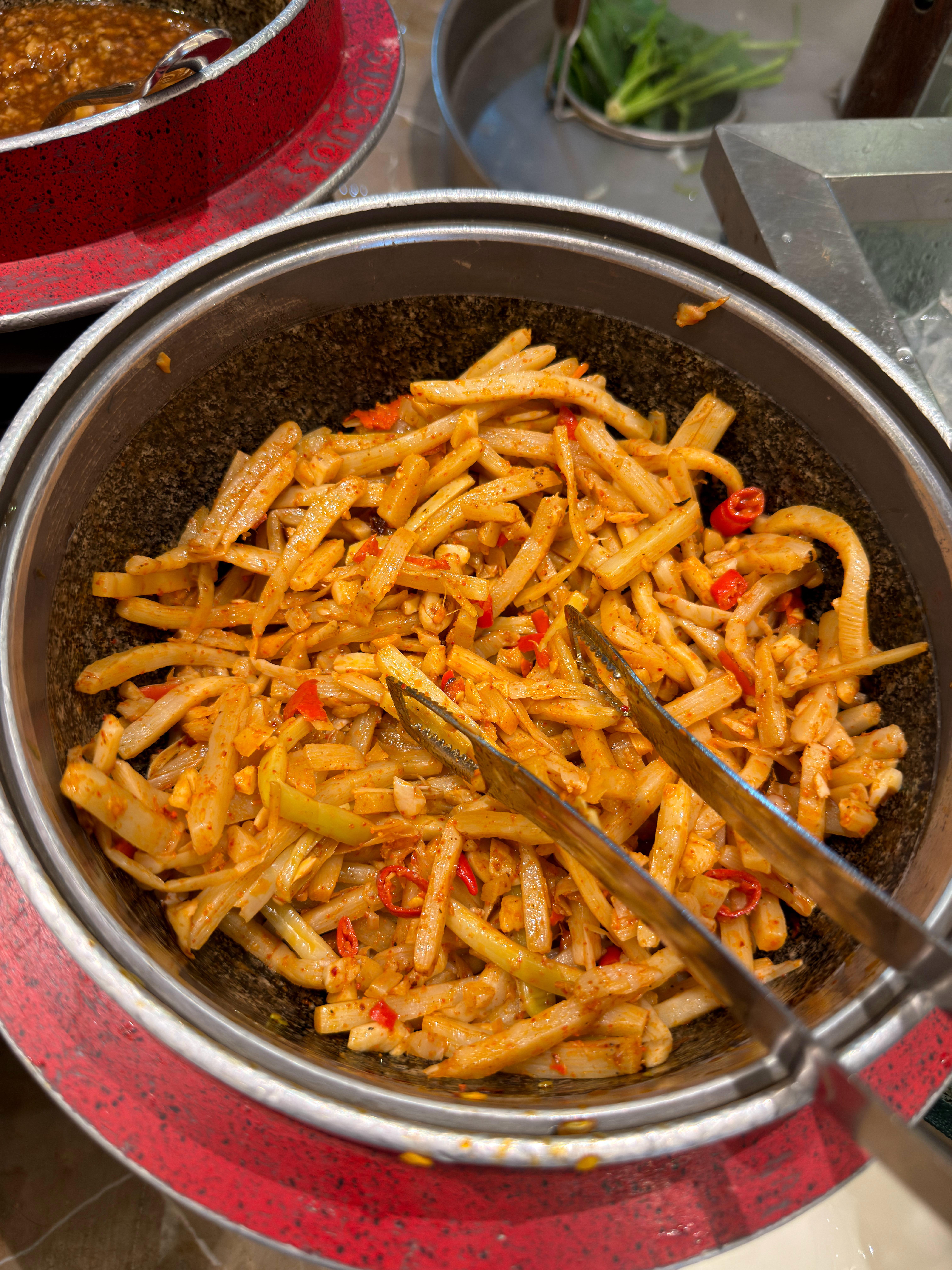 早上好朋友们~第一次遇到酒店餐厅里全是螺蛳粉的味道咱们也入乡随俗，先来一碗螺蛳粉