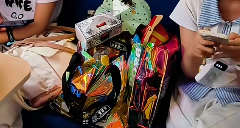 两女孩买三张火车票, 一个座位专放零食, 站票乘客想坐遭拒! 网友质疑: 这都可以? 12306客服: 需看本人意愿, 具体情况具体分析