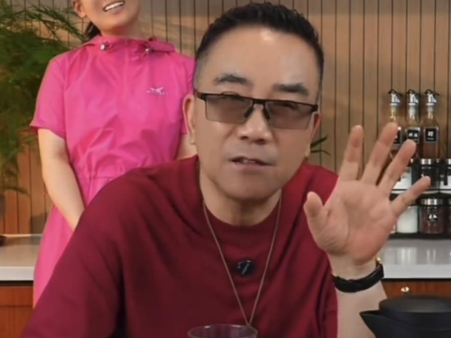 相声演员杨议这几天连开几场直播点评郭德纲！他说郭德纲当年靠着运气好，在网上火了