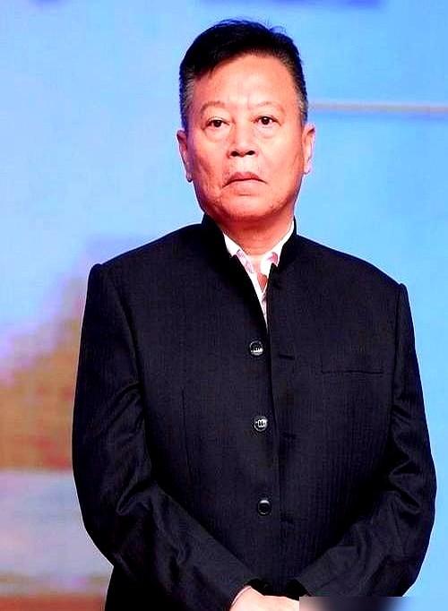 都说导演脾气大，其实是兜里钱说了算。郭宝昌拍《大宅门》，投资方半路撤资，他硬