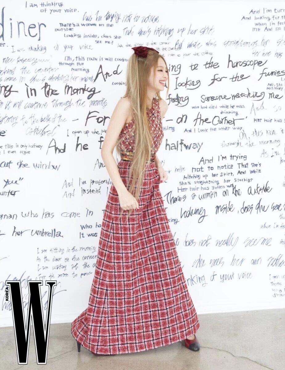 金珍妮jennie~复古格子裙看来她还是适合穿正经点，漏🐻漏屁股的真不适合她。