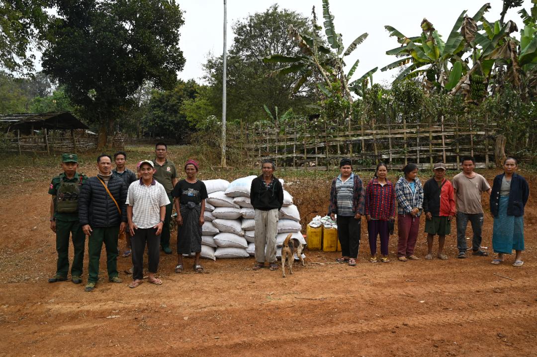 果敢同盟军给贫民发大米救济了！果敢同盟军的治军方针，还是比较严厉的，而且在占