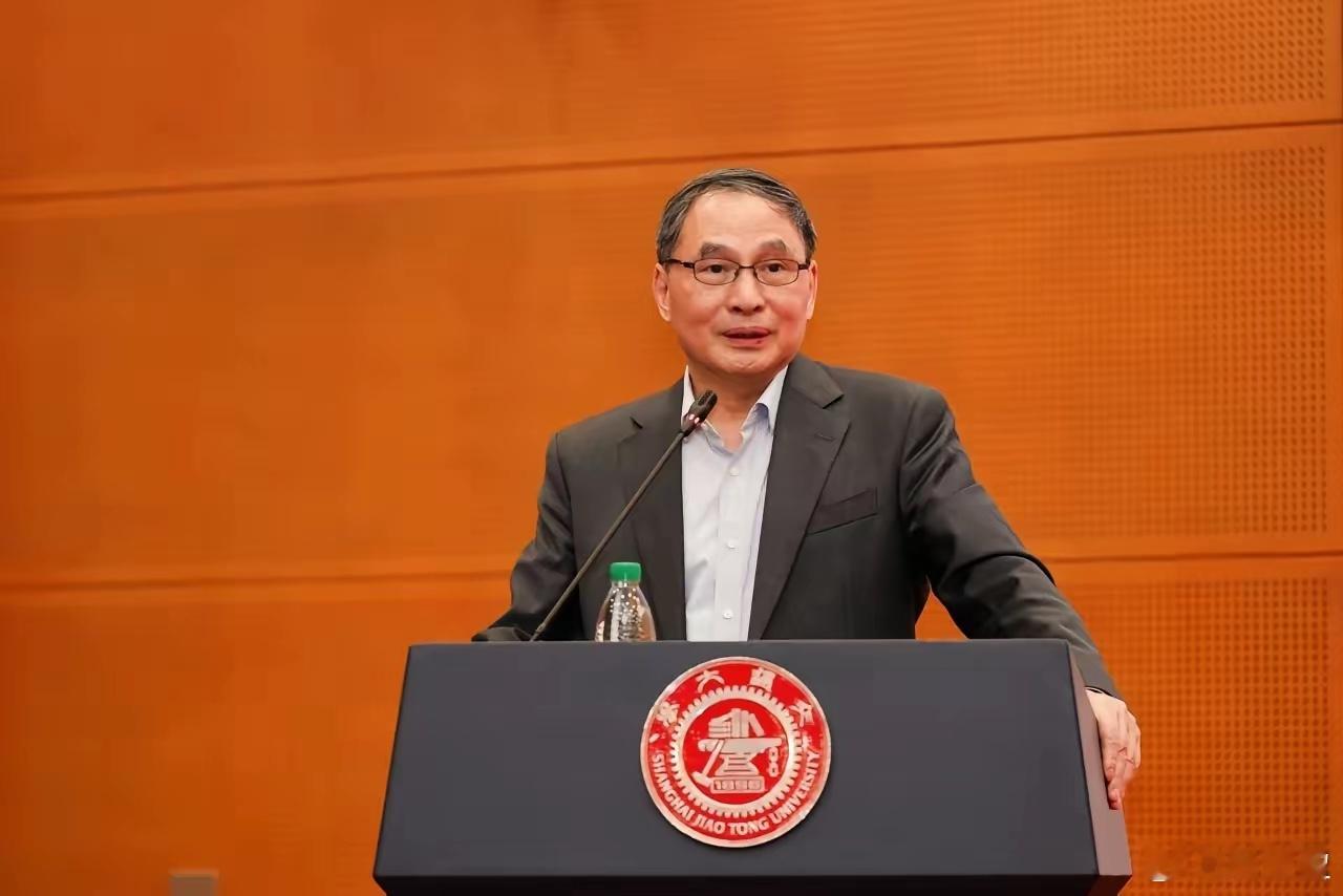 郑永年教授观点：国家投入巨资支持高校科研，很多成果却只停留在论文数量上，与社会经