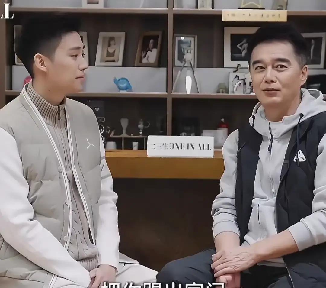 许亚军带小儿子度假被拍。大儿子许何呢，人家在剧组拍戏。许何去年就出道了，演