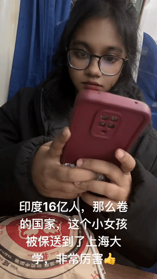 网友在火车上偶遇一名来中国留学的印度女生。她说自己是因为成绩优秀被保送到中国上