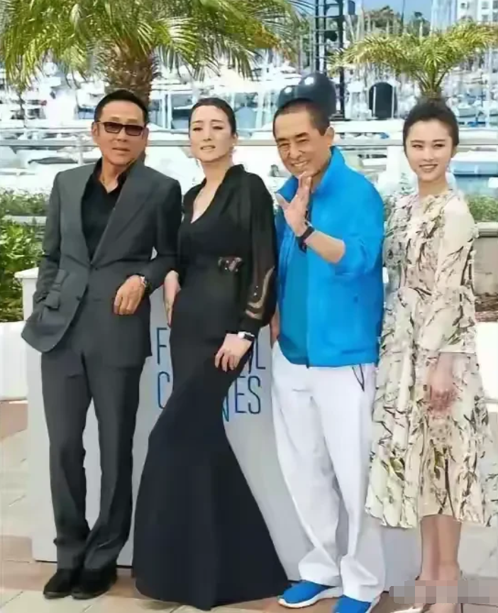 张艺谋右边这个美女是真漂亮，可以说比左边的巩俐更好看漂亮！