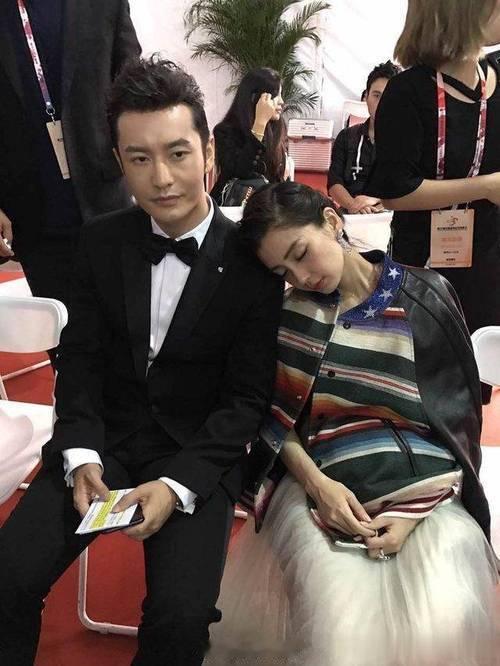 baby与黄晓明这张后台旧照，看一次心里感慨一次