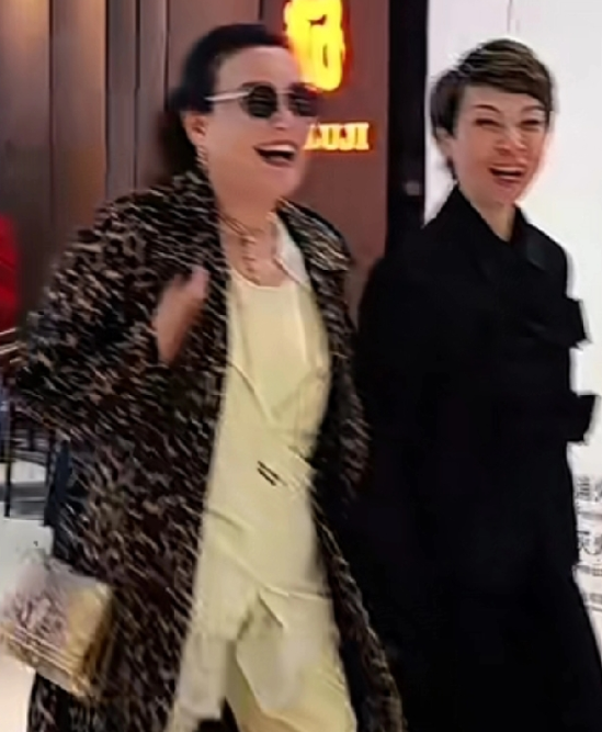 张兰这波操作让人看花眼了她一身豹纹大衣，戴上墨镜，走路带风活力满满这精神状态