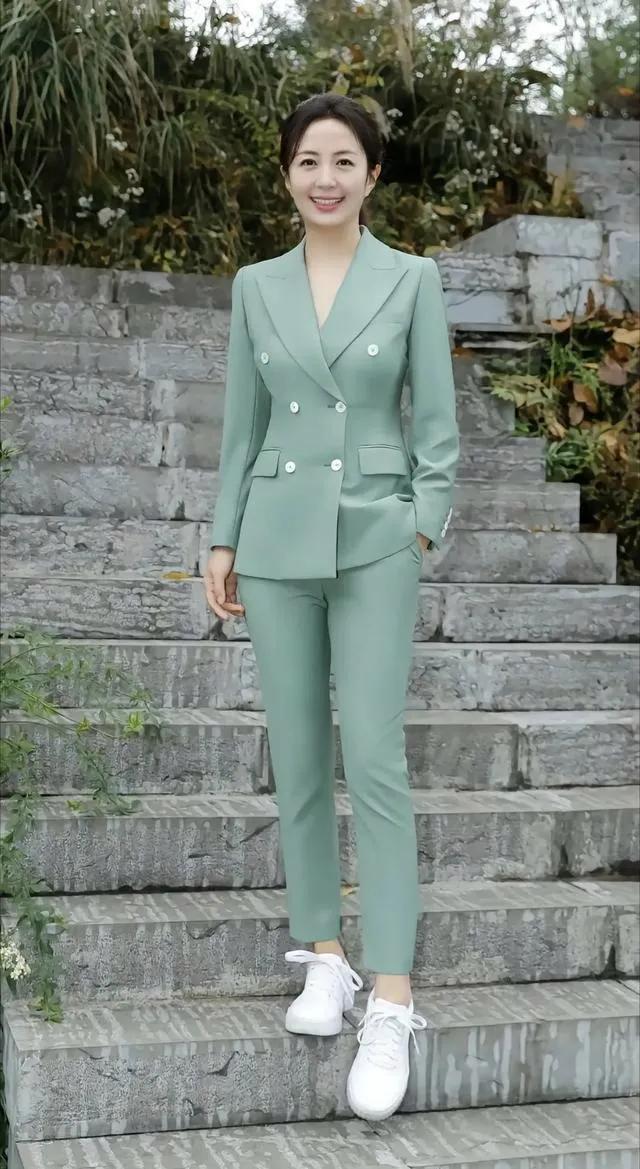 48岁的杨童舒，把西装穿出了教科书级别的优雅。利落剪裁的浅绿西装勾勒出优越的腰