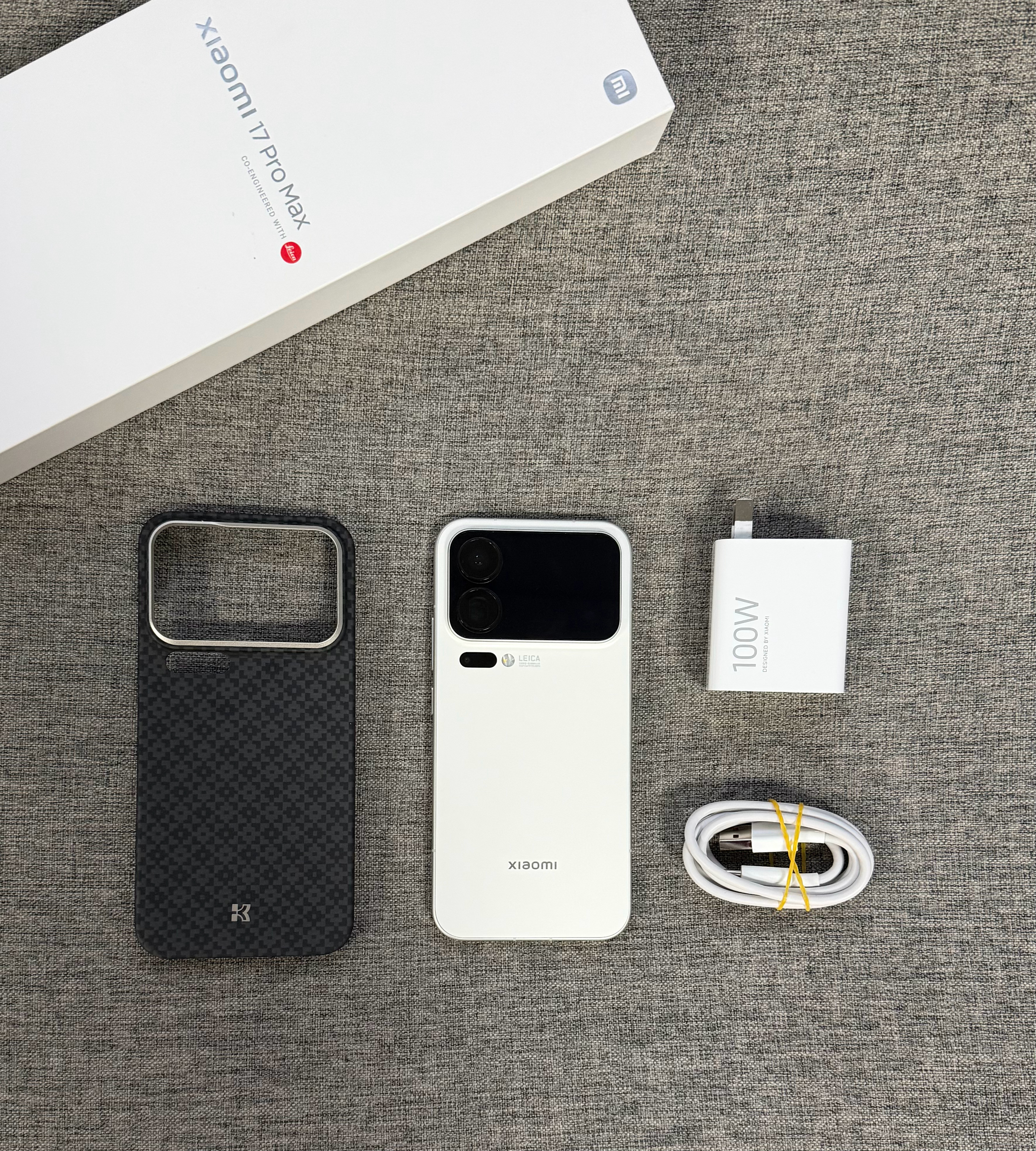 小米17ProMax16+512白色，屏幕完美，中框轻微使用痕迹，带盒子