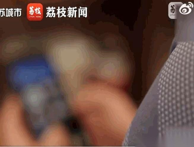 江苏的戴先生，瘫在沙发上刷着手机。一条短信进来，他欠了6900块网贷，要上征信黑