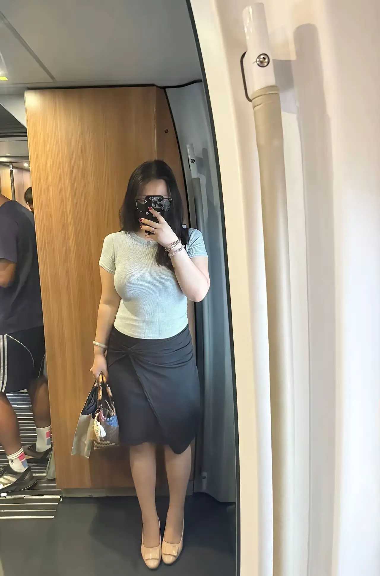 不开心，又要陪领导出差了。