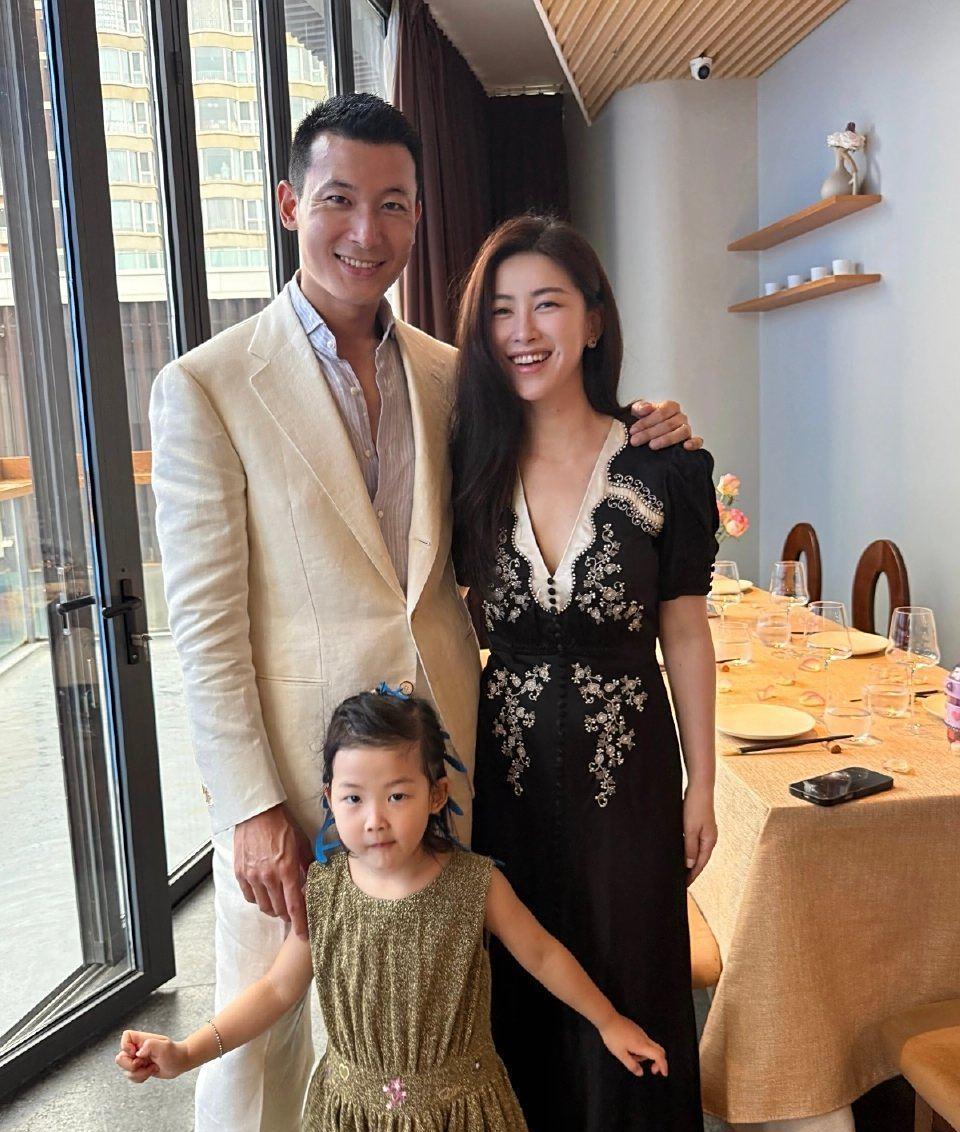 朱珠和老公女儿一起庆祝生日，女儿长得太像爸爸了，完全没有继承她的美貌，真的太可惜