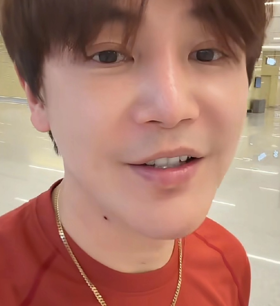 孙坚本来心情挺好的带着家族家人的恩怨情仇，带着朋友们的情感纠纷一堆糟心事回上海