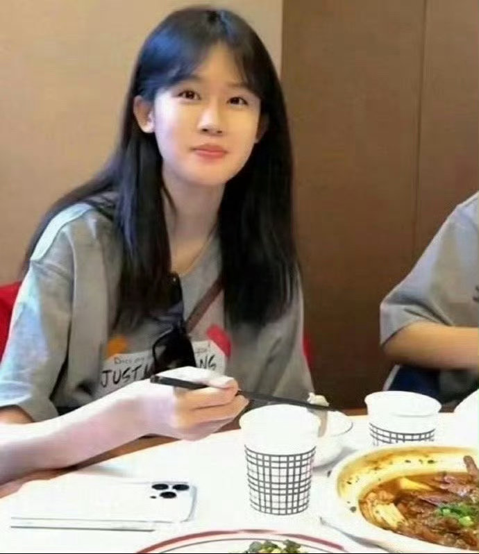 陆毅和鲍蕾也太会养了吧，贝儿真是越大越美。​