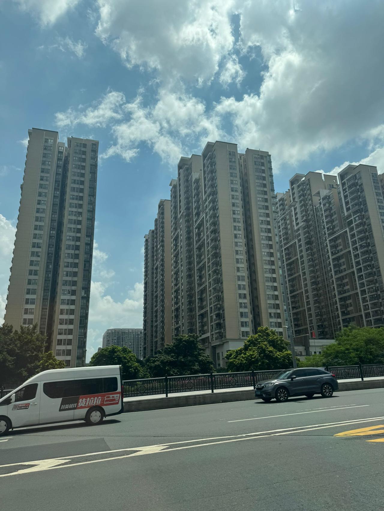 广州猎德村的土豪，实在太憋屈了吧，竟然住在那么差的楼上。 今天一个朋友竟然这