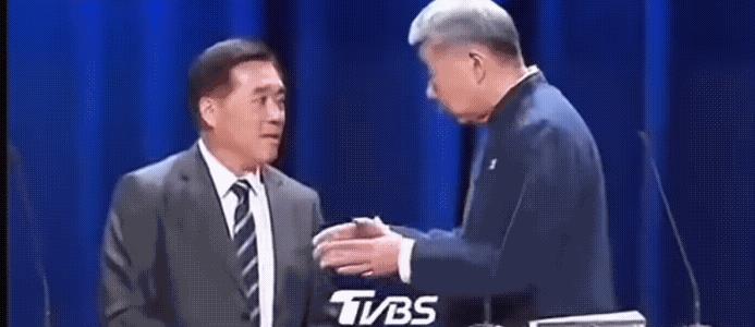张亚中和郝龙斌当面争论起来了，两个人谁也没有让着谁，且有肢体接触：你拍我胳膊，我