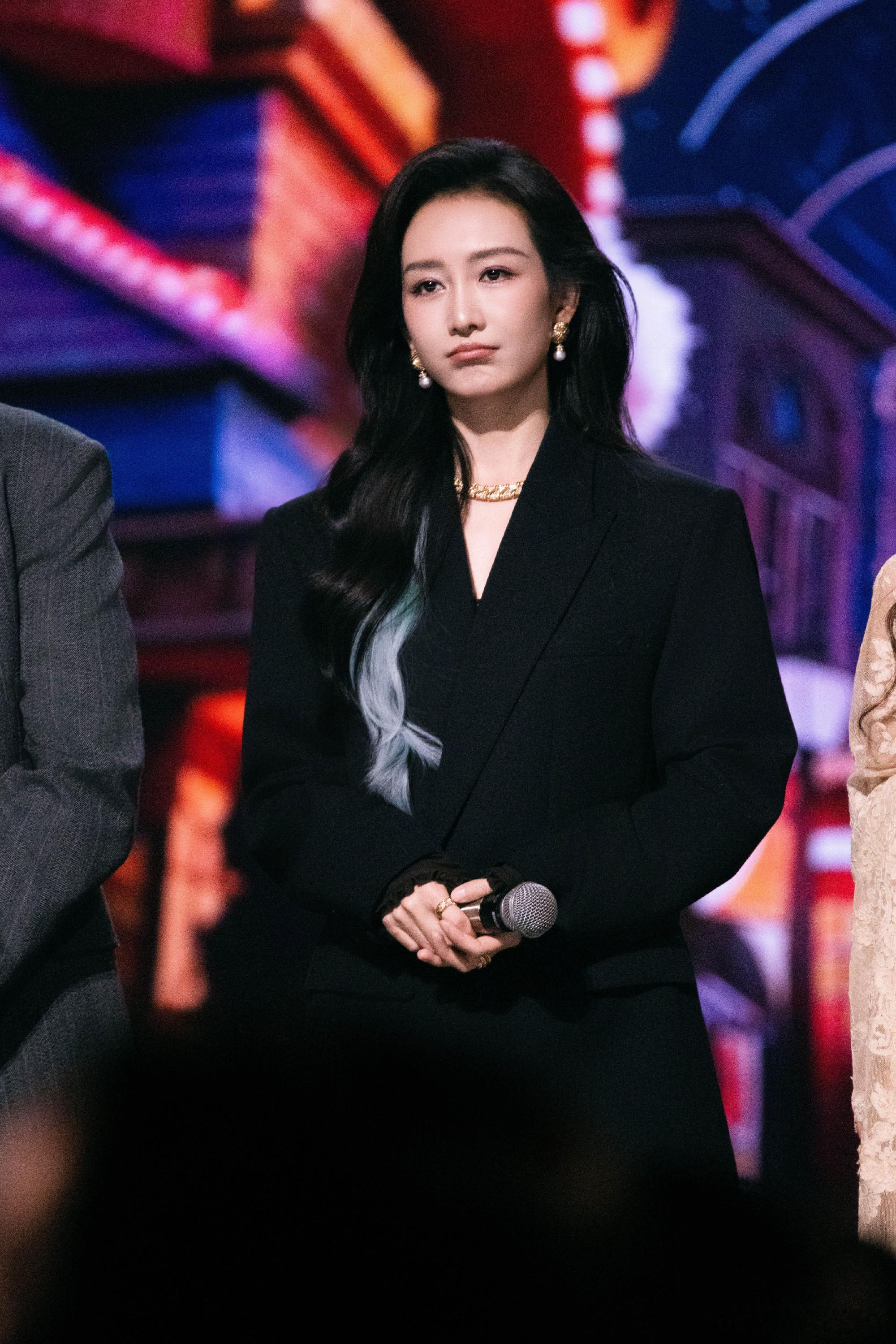 王鸥没有不一马当先的义务业务能力一直超稳，颜值气场双双在线，本