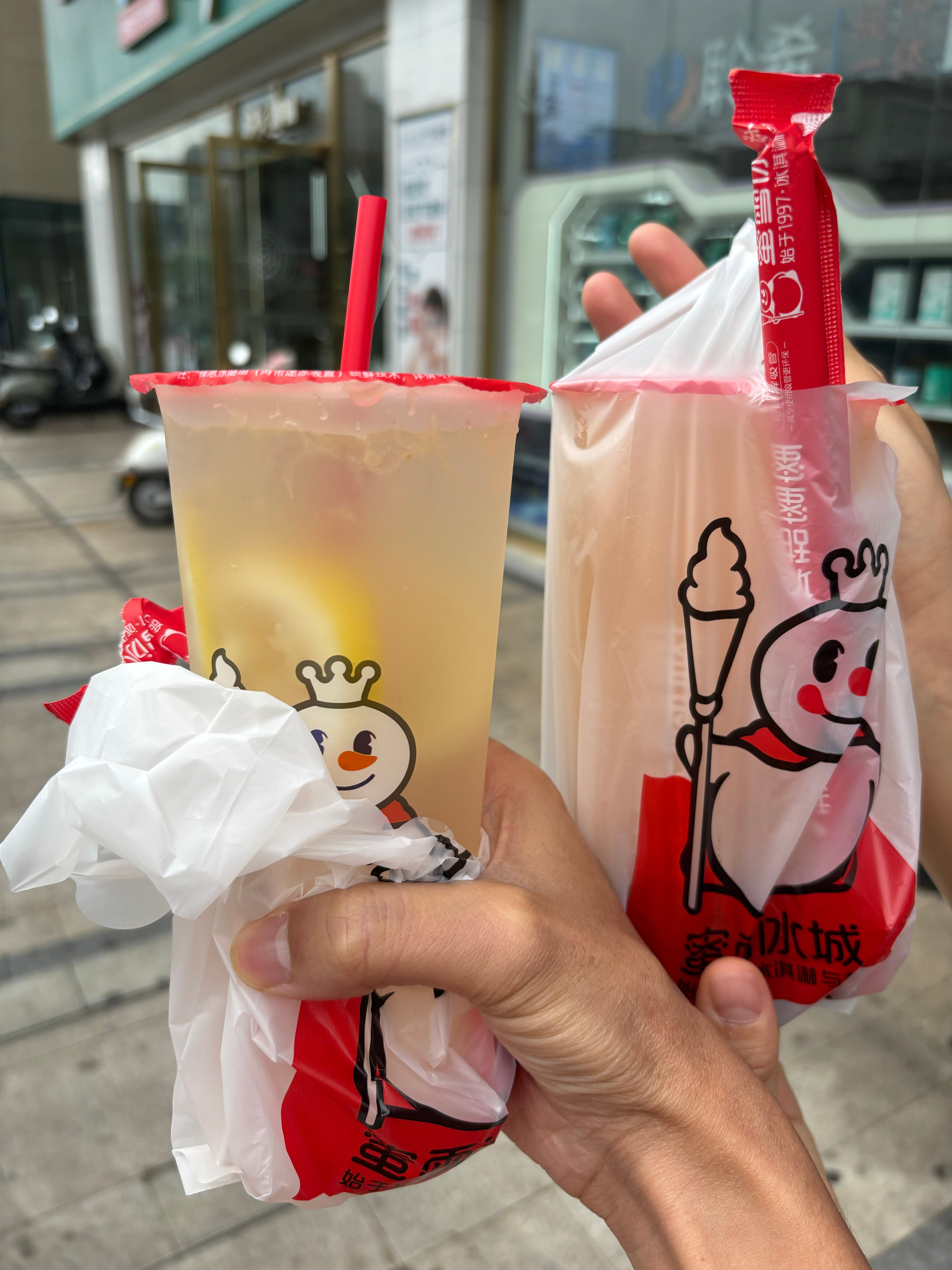 全款拿下秋天的第一杯奶茶！真是了不起的向婷婷！