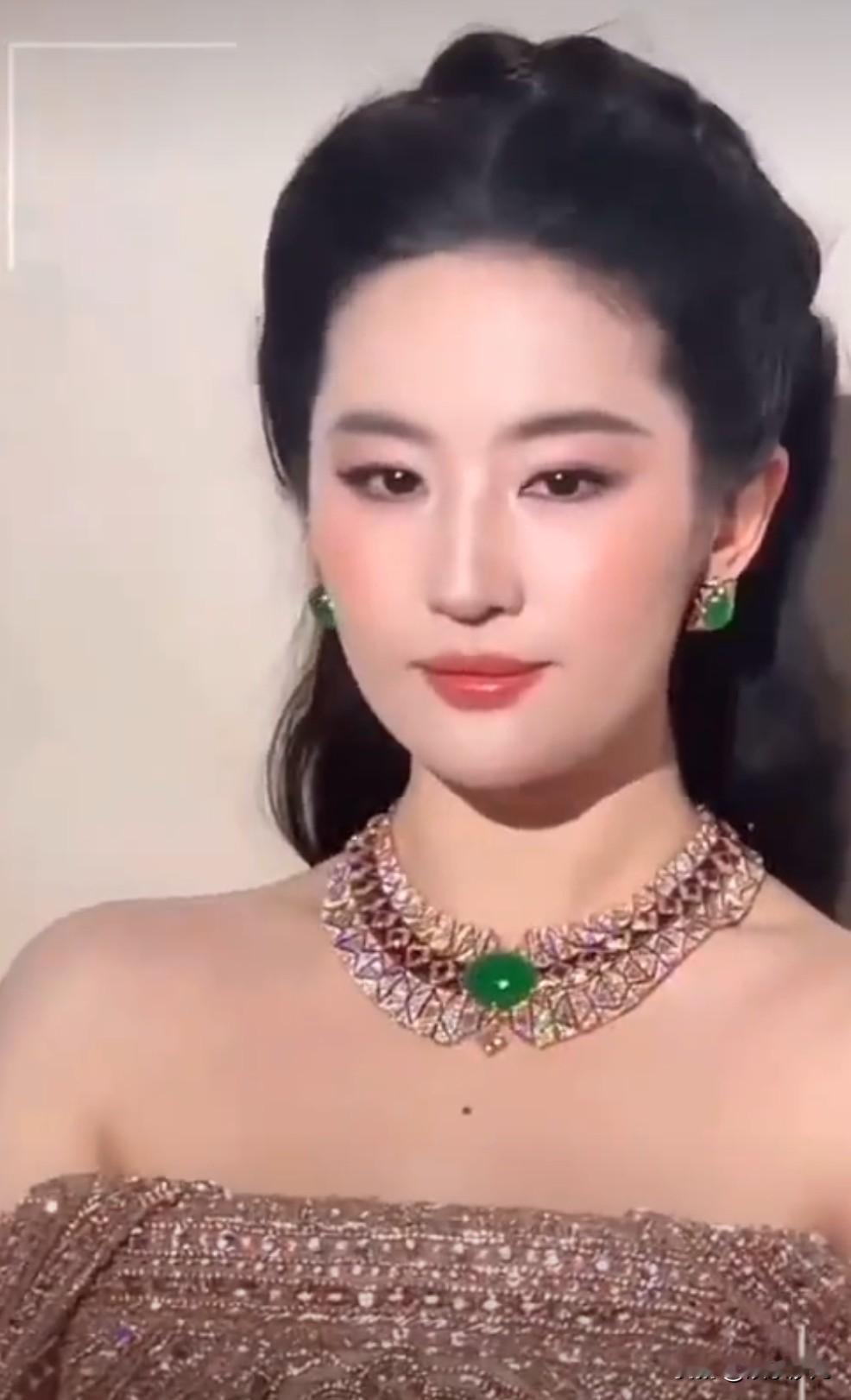 脸比珠宝还闪！刘亦菲宝格丽晚宴封神，高定祖母绿竟成陪衬？刘亦菲宝格丽晚宴再封神！一袭香槟金满钻高定裙