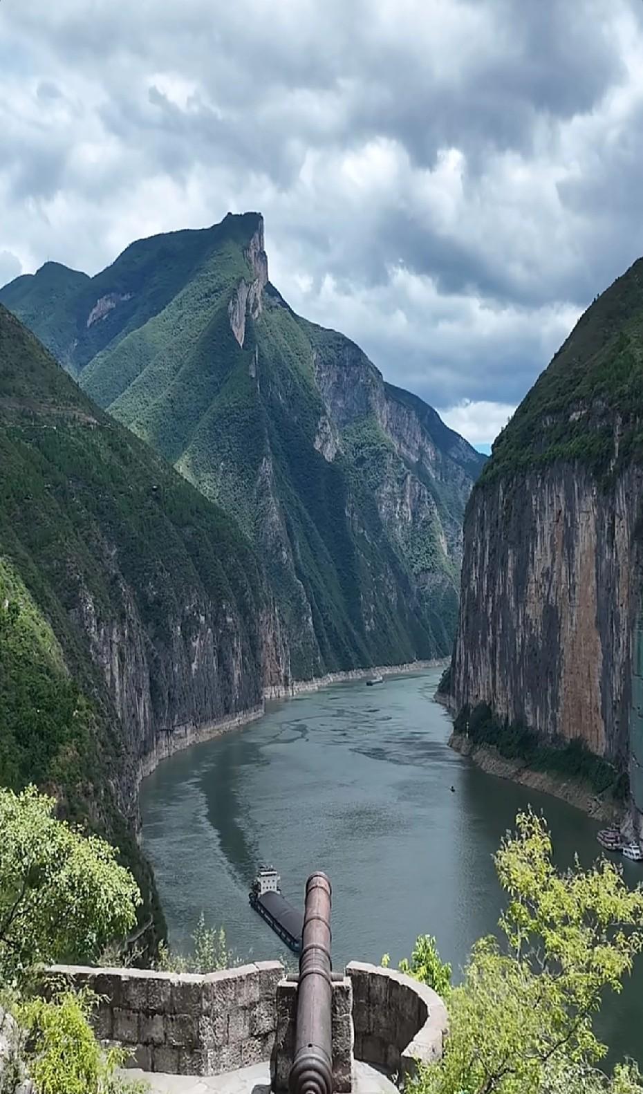 三峡夔门究竟是大禹开凿所致，还是自然神力造就？夔门屹立于长江之畔，如天门洞开，