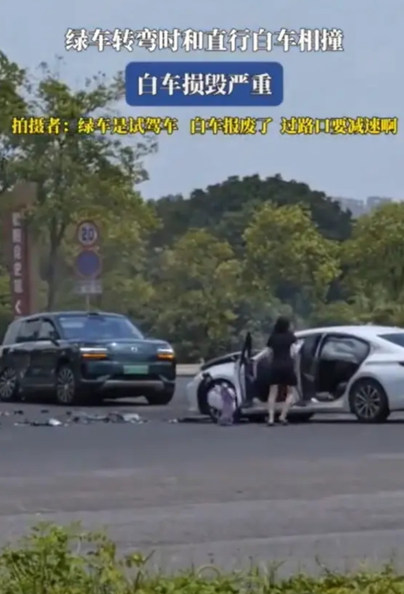 日系车撞腾势N9，却撞出了N9的超强安全实力。有网友分享了一段腾势N9被一辆日系